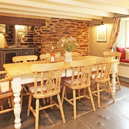 Characterful Grade 2 Listed Near To And Padstow * Wadebridge