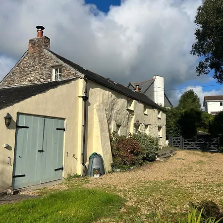 Characterful Grade 2 Listed Near To And Padstow Holiday home