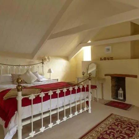 Characterful Grade 2 Listed Near To And Padstow Holiday home *