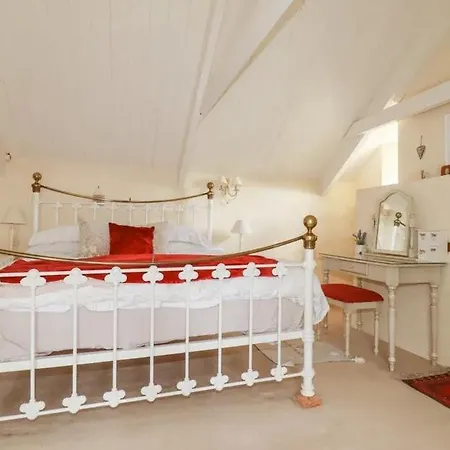 Characterful Grade 2 Listed Near To And Padstow